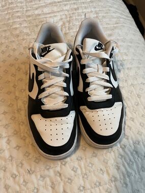 Nike Black and White Low Top Sneakers with Swoosh